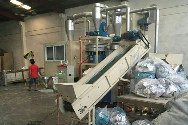 कोलंबिया में एल्यूमीनियम प्लास्टिक प्लेट और मेडिकल ब्लिस्टर रीसाइक्लिंग मशीन बेची गई